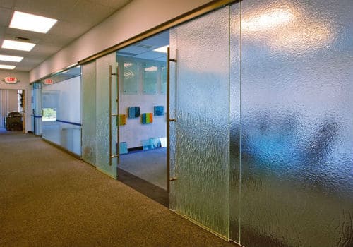 Офисные перегородки из узорчатого стекла